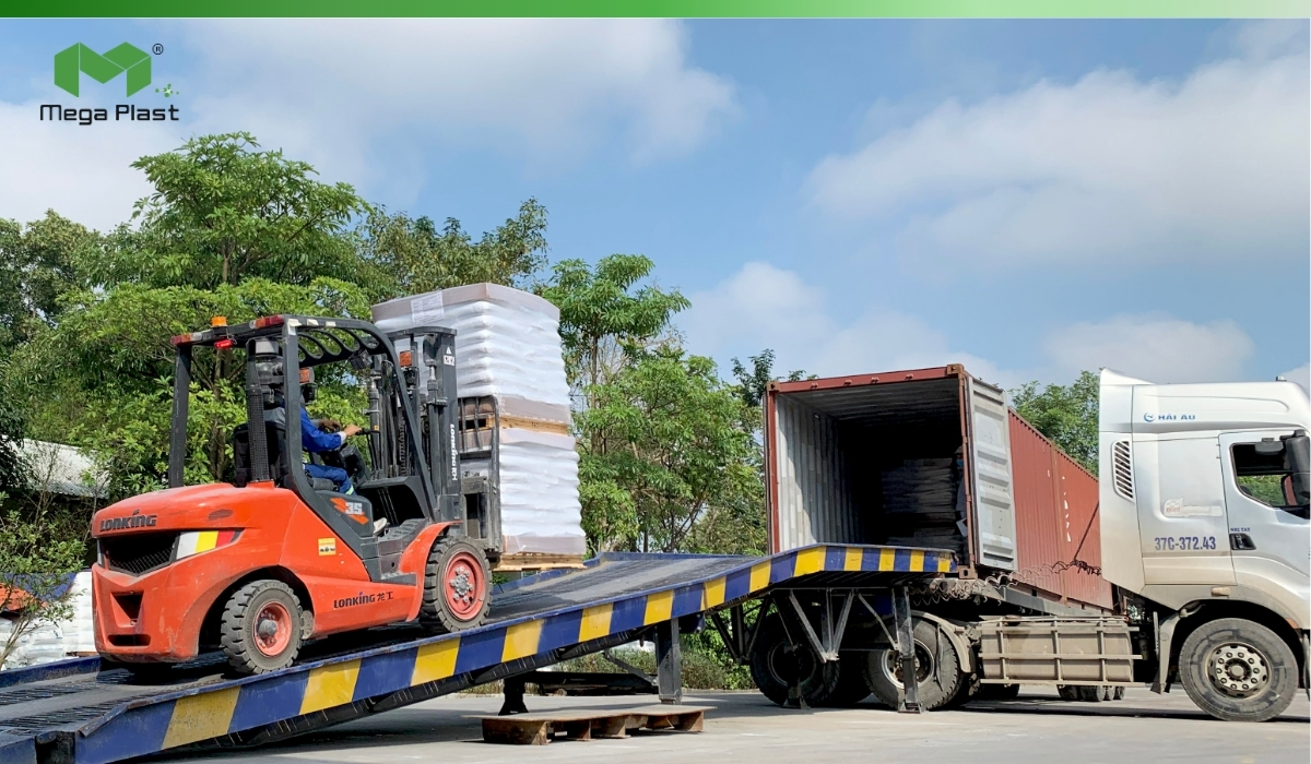 PE Filler Masterbatch pallets loaded into export container for CIF delivery